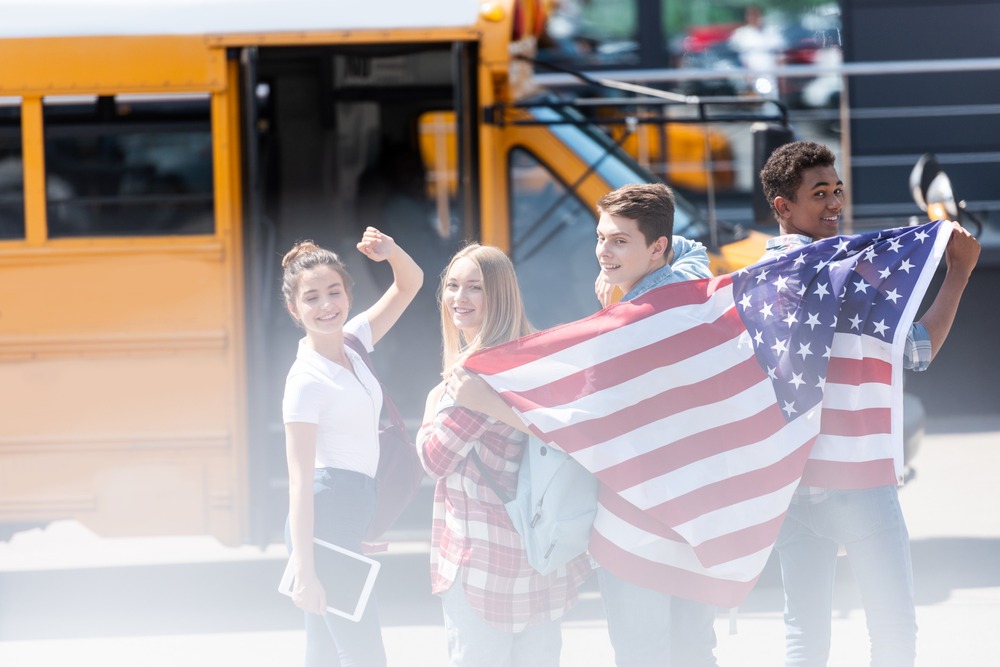 grupo de estudiantes con la bandera de estados unidos
